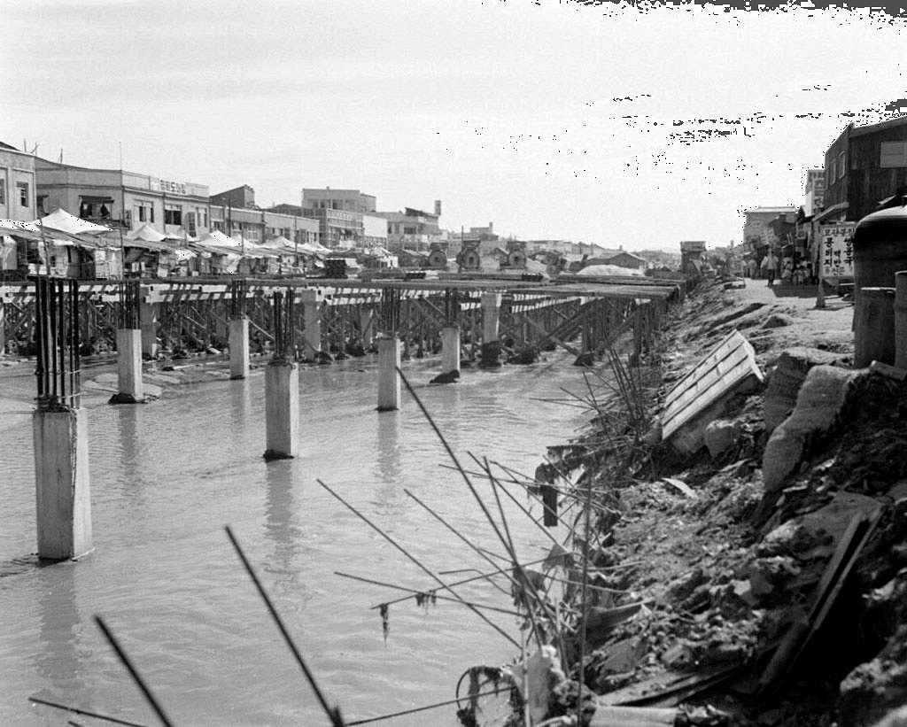 Cheonggyecheon covering construction in Seoul in 1960