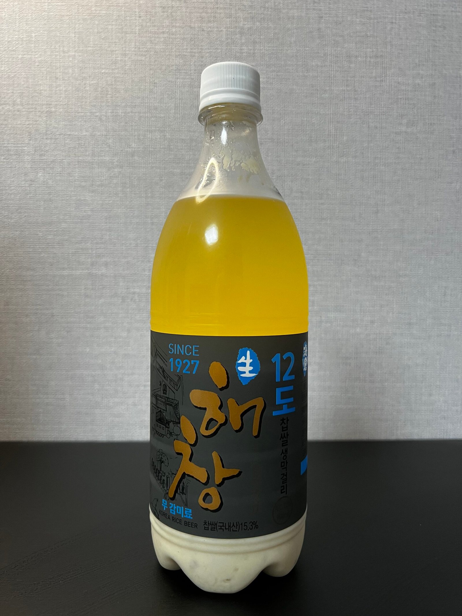 A bottle of haechang makgeolli labeled mu-gammiryo, meaning no added sweetener