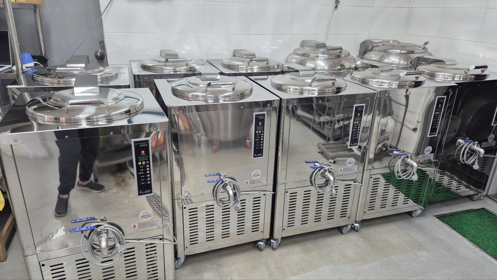 A row of stainless steel low-temperature aging tanks at Sangsunjujo